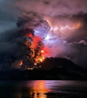 Tsunami alert issued following catastrophic Indonesian volcano eruption