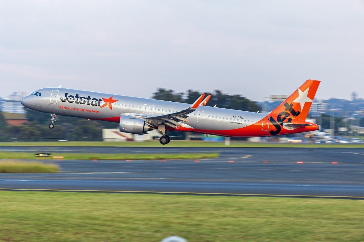 Jetstar_(VH-OFL)_Airbus_A321-251NX_departing_Sydney_Airport_(1).jpg