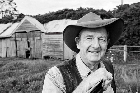 Slim Dusty.jpg