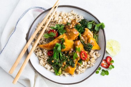 healthier-chicken-satay-stir-fry-140926-2.jpg