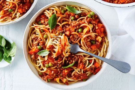 veggie-loaded-spaghetti-bolognese-976x549-165153-1.jpg