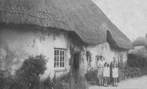 Nanny Coombs, Mum & Aunty Glad @ the Cottage..jpeg