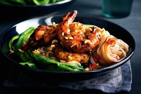 charred-oyster-sauce-prawns-with-rice-noodles-104757-1 (1).jpg