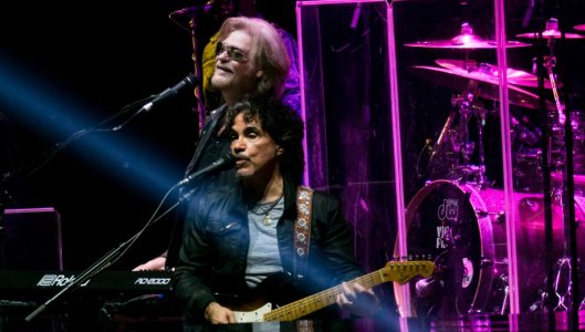 Hall_And_Oates_with_Chris_Isaak_-_The_O2_-_Saturday_28th_October_2017_HallOatesO2281017-55_(37...jpg