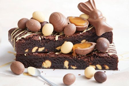 loaded-caramilk-easter-brownies2-160173-1.jpg