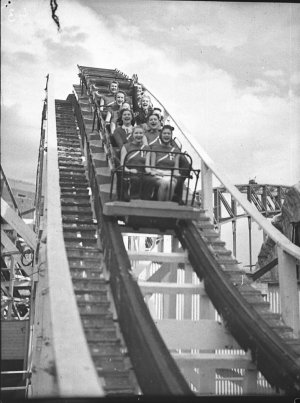 SLNSW_23962_Hollywood_Hotel_girls_at_Luna_Park_taken_for_Fullers_Theatres_Ltd.jpg