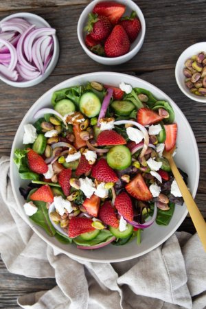 Strawberry-salad-with-pistachio-4.1200px-1024x1536.jpg