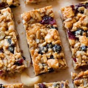 berry-vanilla-cashew-snack-bars-400x400.jpg