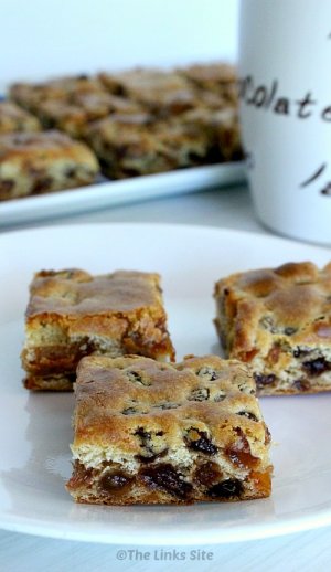 You-only-need-3-ingredients-and-one-mixing-bowl-for-this-Chewy-Sultana-Squares-recipe-thelinks...jpg