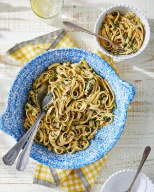 easy-dinner-ideas-salmon-and-creamed-spinach-fettuccini-6452a00904241.jpg