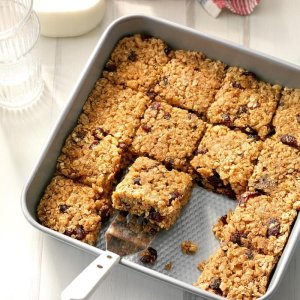 Cinnamon-Cranberry-Oat-Bars_EXPS_SSCBZ18_143465_D09_26_1b-2.jpg