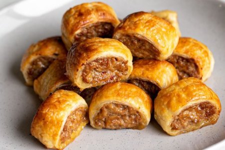 french_onion_sausage_rolls_final-964391-1.jpg