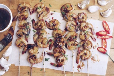 garlic-prawn-skewers-954653-2.jpg