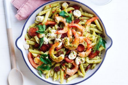 feb20_chorizo-prawn-and-pesto-pasta-taste-157308-1.jpeg